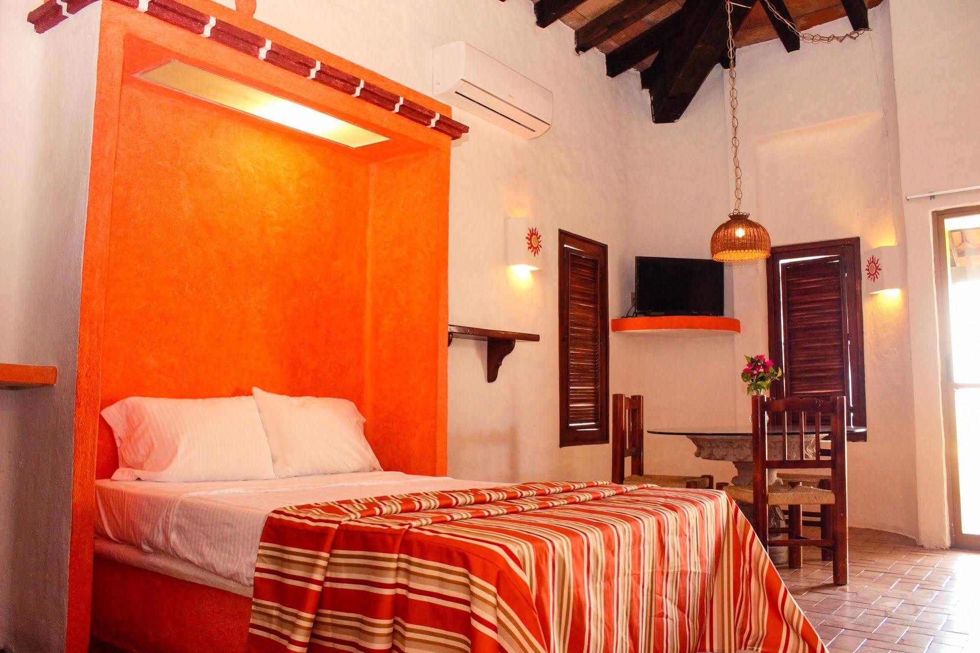 Hotel Plaza Tucanes Manzanillo Exterior photo
